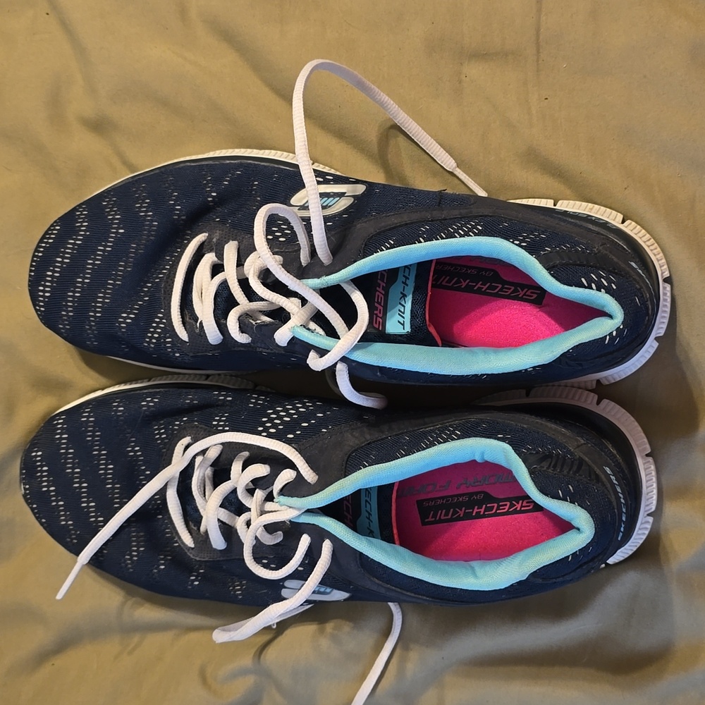 11 navy blue Skech-Knit tennis shoes